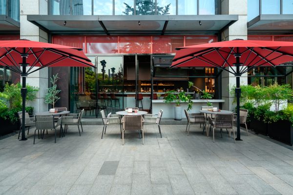 Restaurant Sonnenschirm Berlin Referenz Bahama Jumbrella Auf dem Bild sehen Sie zwei Jumbrella Sonnenschirme von Bahama vor einem Restaurant Cafe Berlin.